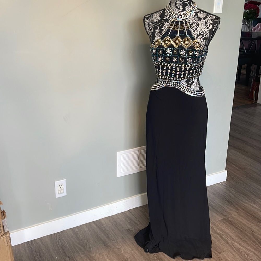 BRAND NEW. Xscape Size 6 Formal Dress .